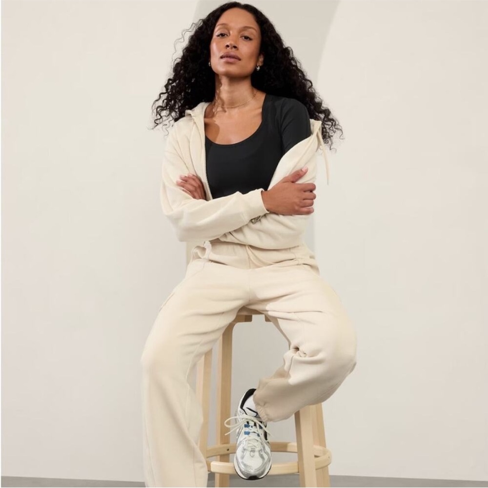 Athleta Forever Fleece High Rise Cargo Jogger Size Medium - Picture 3 of 6